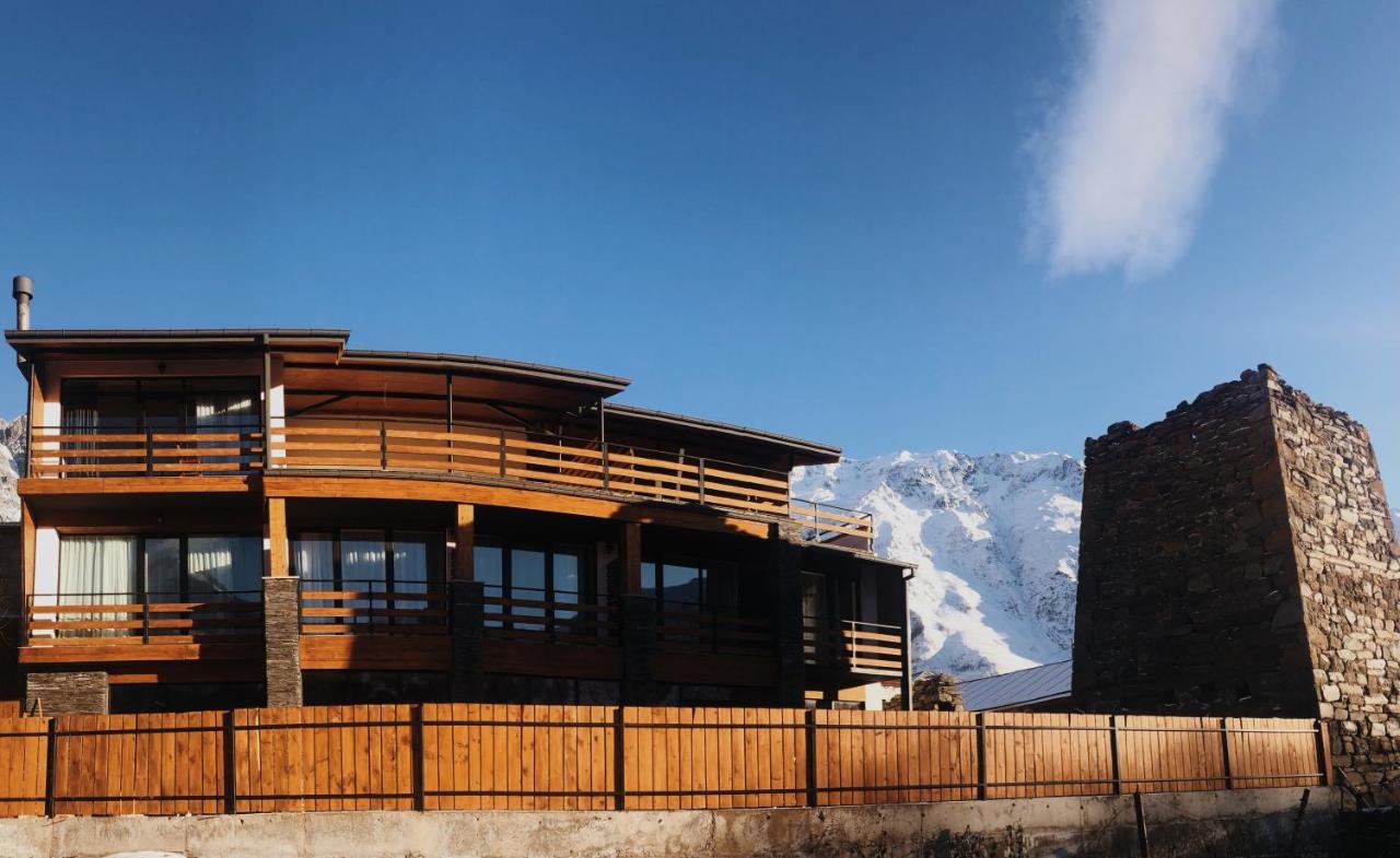 Capra Hotel Kazbegi Buitenkant foto
