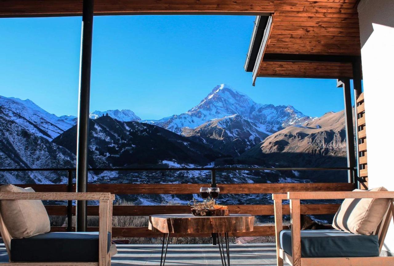 Capra Hotel Kazbegi Buitenkant foto