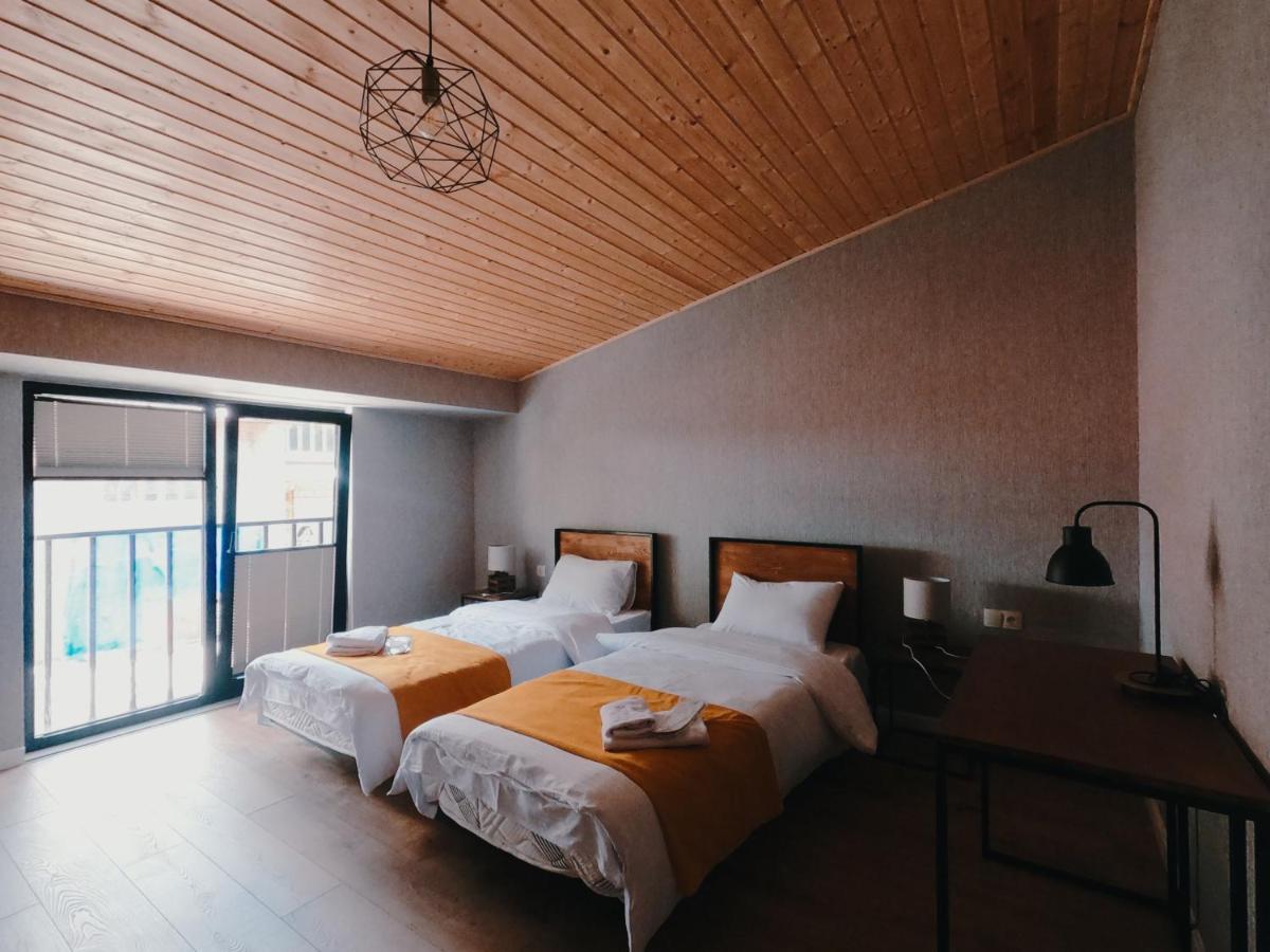 Capra Hotel Kazbegi Buitenkant foto