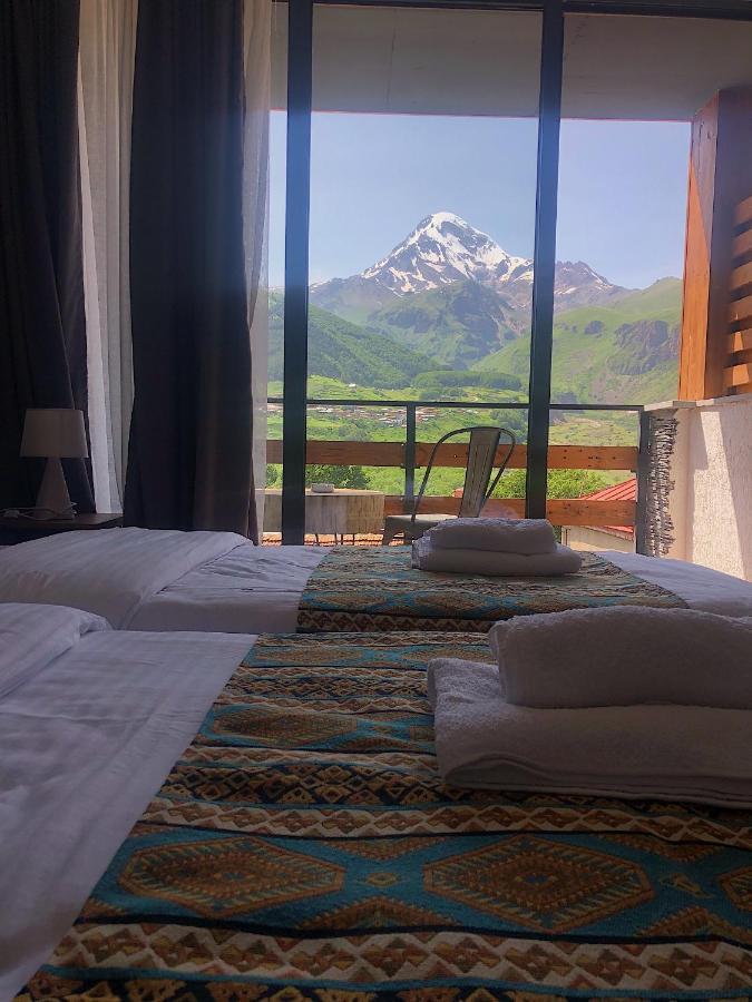 Capra Hotel Kazbegi Buitenkant foto