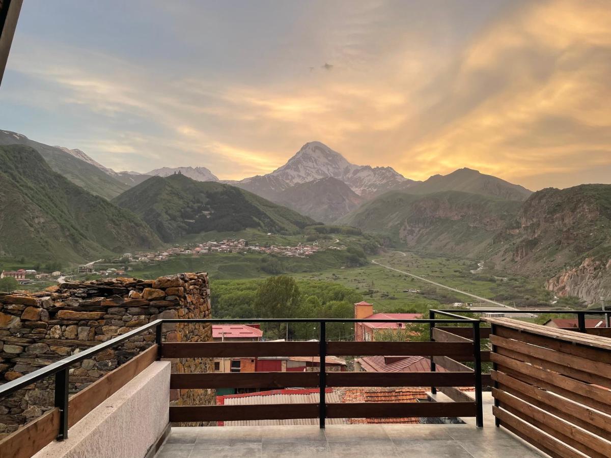 Capra Hotel Kazbegi Buitenkant foto