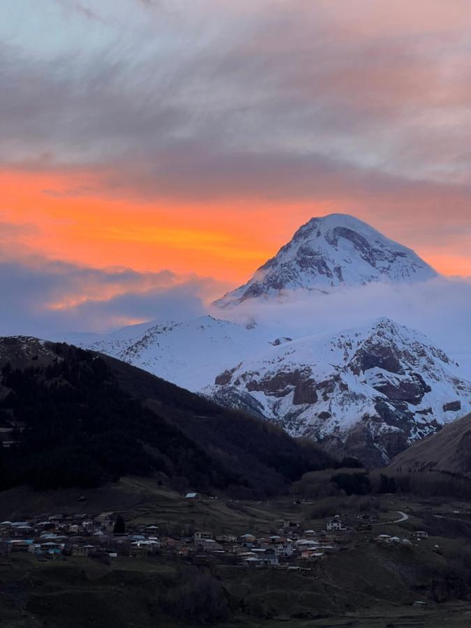 Capra Hotel Kazbegi Buitenkant foto