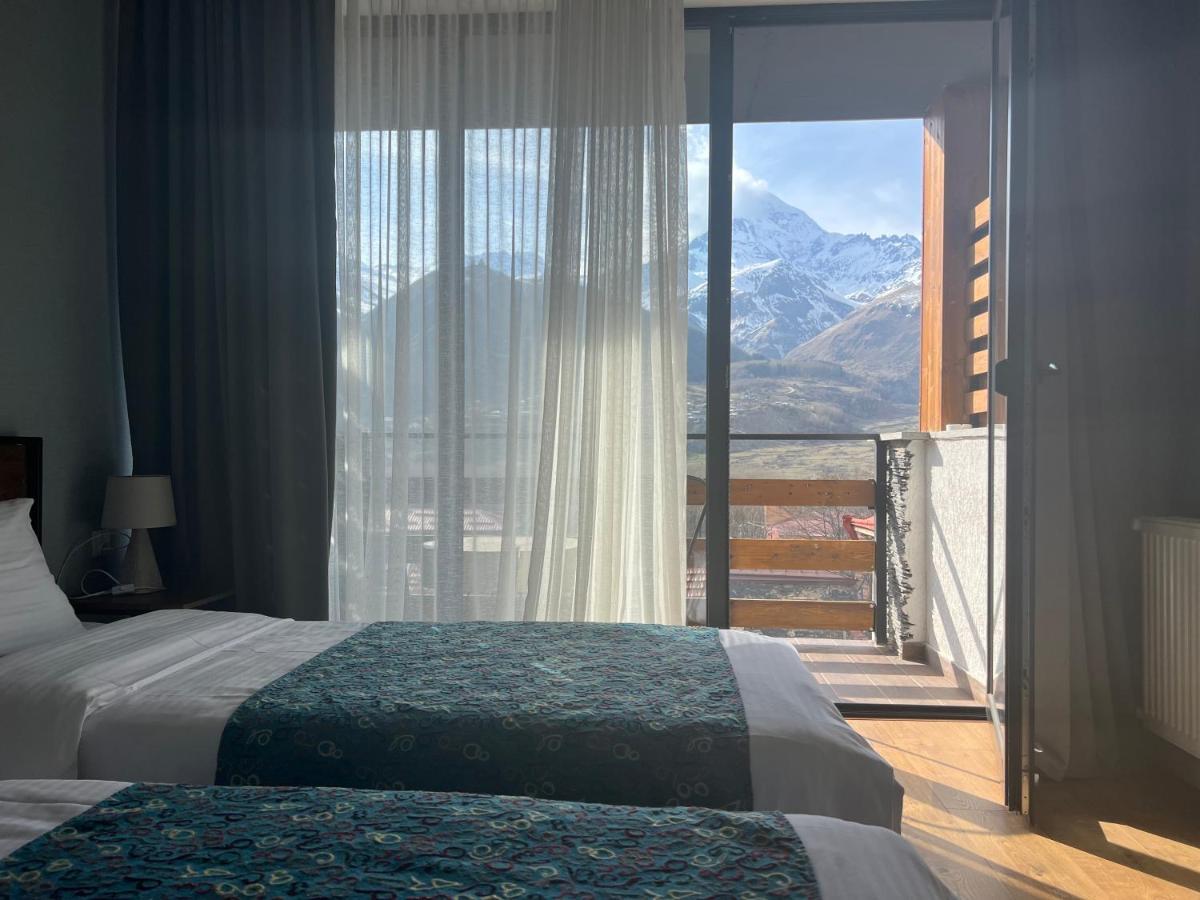 Capra Hotel Kazbegi Buitenkant foto