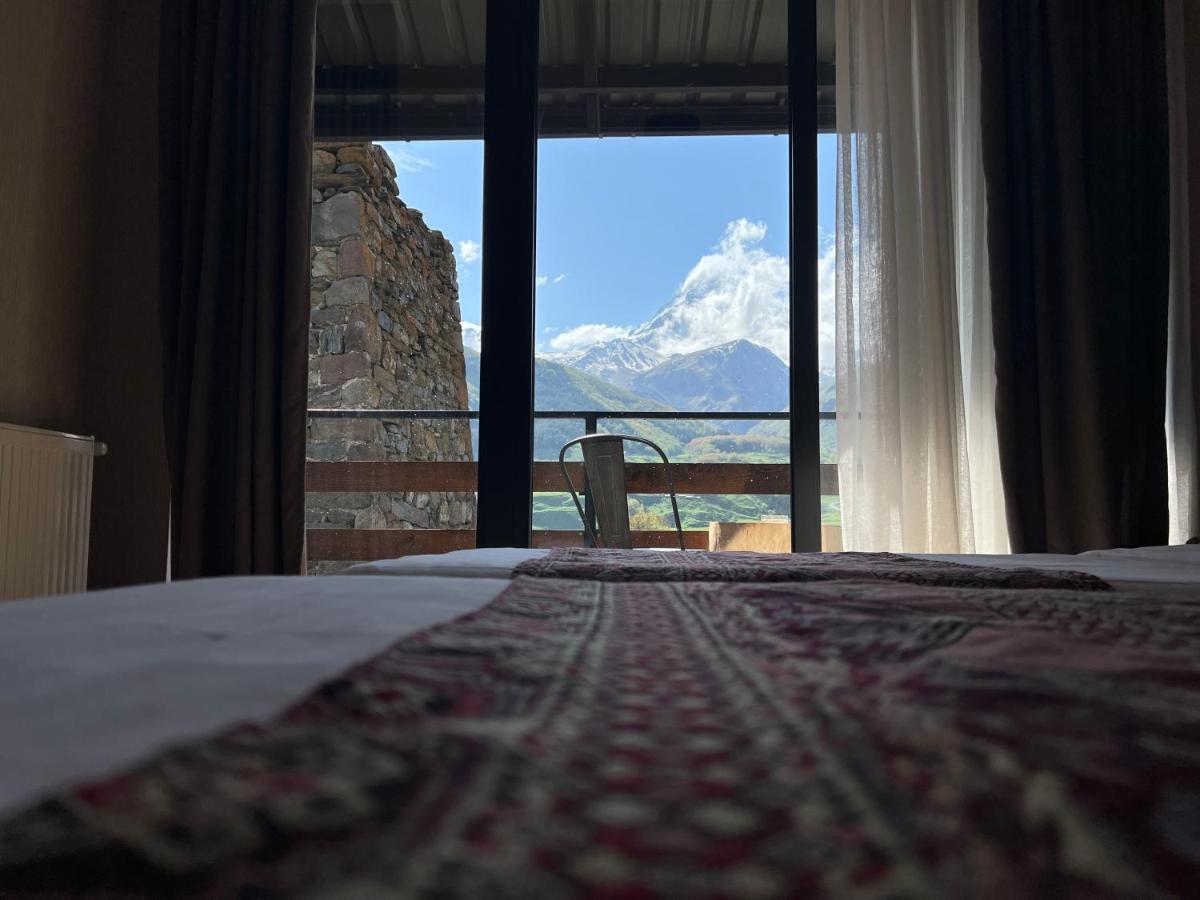 Capra Hotel Kazbegi Buitenkant foto